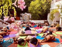 Cours de Yoga géant de Clôture de Saison 